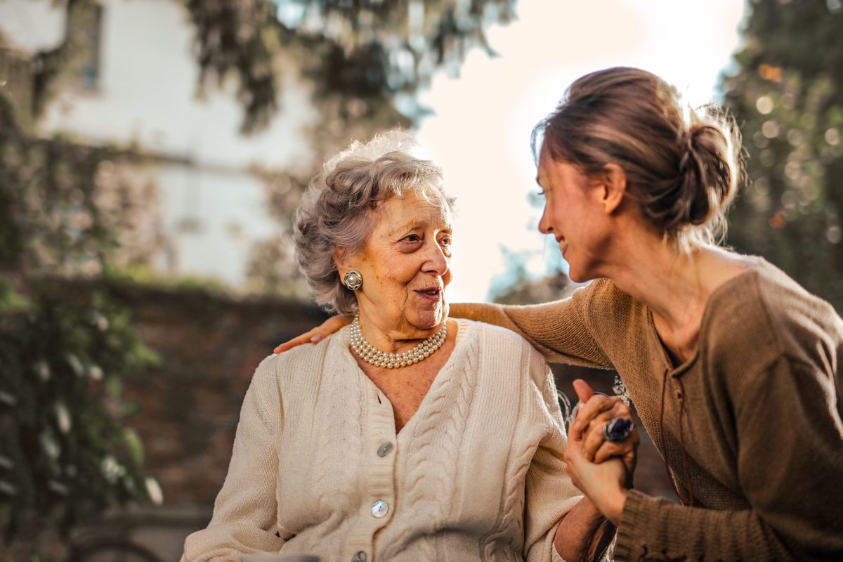 Una mujer mayor compartiendo un momento de compañía y conversación